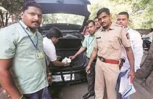 कार से चार करोड़ रुपये जब्त, पुलिस ने आयकर विभाग को सूचित किया