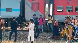 पवन एक्सप्रेस हादसा में क्षतिग्रस्त रेल मार्ग की मरम्मत हुई, सेवाएं बहाल : मध्य रेलवे पवन एक्सप्रेस हादसा में क्षतिग्रस्त रेल मार्ग की मरम्मत हुई, सेवाएं बहाल : मध्य रेलवे