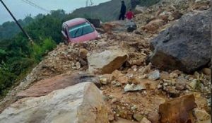 बारिश के बाद भूस्खलन से दो की मौत, कई घर बहे