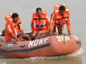 नदी में नाव पलटी, 3 युवक लापता, 7 तैरकर बाहर निकले