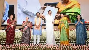  उपराष्ट्रपति नायडू ने संगीत नाटक अकादमी और ललित कला अकादमी पुरस्कार प्रदान किये