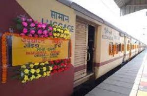 गोड्डा-रांची एक्सप्रेस ट्रेन को केंद्रीय रेल मंत्री ने हरी झंडी दिखाई