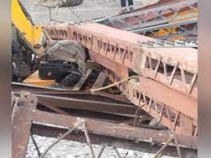  निर्माणाधीन पुल ढहा, चार कर्मियों के शव बरामद