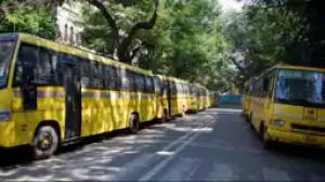 चिलचिलाती धूप में छोटे बच्चों की स्कूल बसों को एंबुलेंस की तरह रास्ता मिले: मुख्यमंत्री