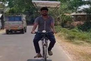 इलेक्ट्रीशियन ने सोलर साइकिल बनाई, 25 किमी प्रति घंटे है रफ्तार इलेक्ट्रीशियन ने सोलर साइकिल बनाई, 25 किमी प्रति घंटे है रफ्तार