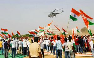 भारत ने एक साथ 78,220 तिरंगे लहराकर गिनीज विश्व रिकॉर्ड बनाया भारत ने एक साथ 78,220 तिरंगे लहराकर गिनीज विश्व रिकॉर्ड बनाया