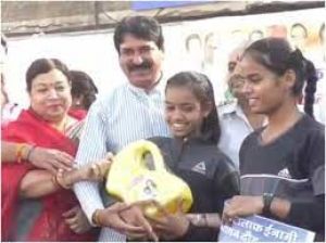 कांग्रेस की महंगाई मैराथन : विजेताओं को पेट्रोल, सोयाबीन तेल और नींबू दिए गए