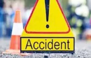  हादसे में बाइक सवार तीन युवकों की मौत