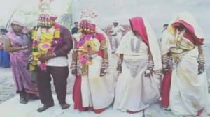 15 साल से साथ रह रहीं तीन प्रेमिकाओं से एक साथ ब्याह रचाया