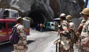 सुरंग के अंदर ट्रॉली पलटने से दो की मौत, तीन को बचाया गया सुरंग के अंदर ट्रॉली पलटने से दो की मौत, तीन को बचाया गया