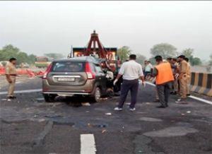 सड़क हादसे में सात लोगों की मौत सड़क हादसे में सात लोगों की मौत