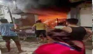 तीन मंजिला इमारत में भीषण आग, एक महिला समेत सात लोगों की मौत तीन मंजिला इमारत में भीषण आग, एक महिला समेत सात लोगों की मौत