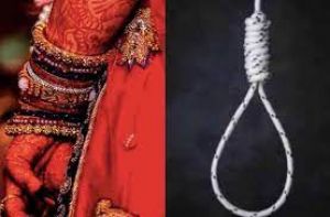  दहेज की मांग से परेशान महिला ने फांसी लगा कर आत्महत्या की!!