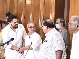  बंगाल विधानसभा के उपाध्यक्ष ने सुप्रियो को विधायक पद की शपथ दिलाई