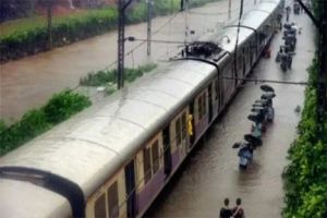 बारिश और भूस्खलन से रेल सेवा प्रभावित