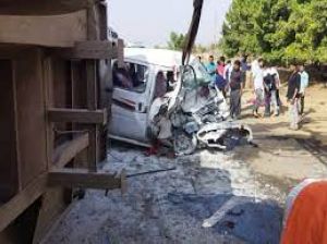 ट्रक में घुसी कारों के परखच्चे उड़े, 6 की मौत, एक के बाद एक भिड़ीं 4 गाड़ियां