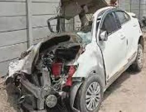 ट्रक-कार के बीच टक्कर में 4 लोगों की मौत 