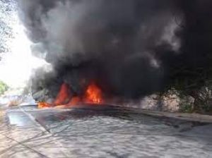 केमिकल भरी ट्रक और कार के बीच भिड़ंत, जिंदा जले कार में सवार 6 लोग