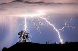 आकाशीय बिजली गिरने से तीन मजदूरों की मौत, छह घायल आकाशीय बिजली गिरने से तीन मजदूरों की मौत, छह घायल