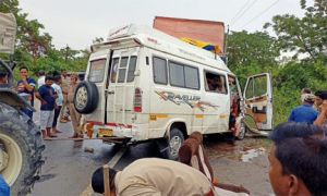 मिनी बस और ट्रक की टक्&zwj;कर में तीन महिलाओं समेत सात तीर्थ यात्रियों की मौत