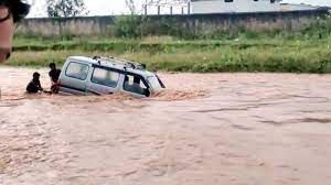 अचानक बाढ़ आने से कई वाहन बहे