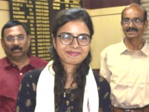 सेवानिवृत्त क्रेन ऑपरेटर की बेटी ने पहले ही प्रयास में सिविल सेवा परीक्षा पास की