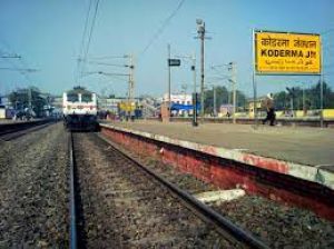  ट्रेन में चढ़ते समय पैर फिसलने से लड़की ट्रेन के नीचे गिरी, दोनों पैर कटे