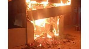 चोरी के दौरान एटीएम में लगी आग, लगभग चार लाख रुपये की नकदी खाक चोरी के दौरान एटीएम में लगी आग, लगभग चार लाख रुपये की नकदी खाक