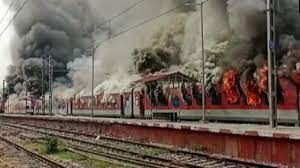 अग्निपथ योजना के खिलाफ प्रदर्शन: अब तक 200 ट्रेनों का परिचालन प्रभावित और 35 ट्रेन रद्द
