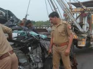 सड़क हादसे में पति-पत्नी और बेटी सहित चार की मौत, छोटे भाई की शादी में जा रहे थे सड़क हादसे में पति-पत्नी और बेटी सहित चार की मौत, छोटे भाई की शादी में जा रहे थे