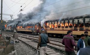  बिहार में अग्निपथ योजना के विरोध में जारी हिंसा को देखते हुए तीन सौ पचास रेलगाडियों का परिचालन रद्द