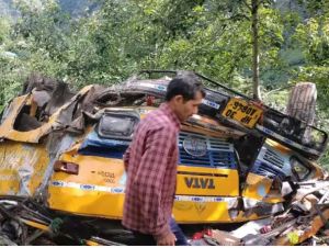  हिमाचल  के कुल्लू जिले में एक बस के खाई में गिर जाने से 12 लोगों की मौत; राष्ट्रपति और प्रधानमंत्री ने दुख व्यक्त किया  