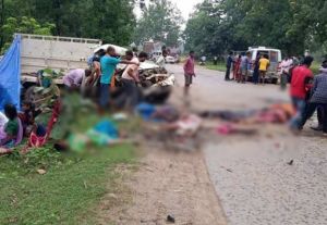 सड़क पर बैठे थे बाराती, पिकअप ने कुचला, 6 लोगों की मौत सड़क पर बैठे थे बाराती, पिकअप ने कुचला, 6 लोगों की मौत