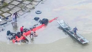 उफनती नदी में गिरी बस, 13 की मौत उफनती नदी में गिरी बस, 13 की मौत