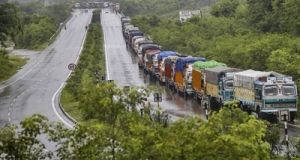 जम्मू-श्रीनगर राष्ट्रीय राजमार्ग एनएच-44 तेज बारिश के कारण वाहनों के आवागमन के लिए बंद जम्मू-श्रीनगर राष्ट्रीय राजमार्ग एनएच-44 तेज बारिश के कारण वाहनों के आवागमन के लिए बंद