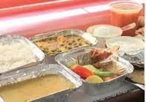 रेलवे ने खान-पान पर सेवा शुल्क हटाया, लेकिन खाने की कीमत में जोड़ दिया रेलवे ने खान-पान पर सेवा शुल्क हटाया, लेकिन खाने की कीमत में जोड़ दिया