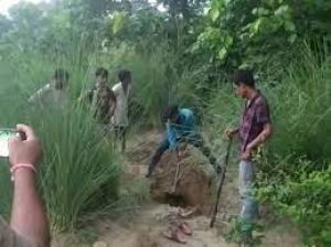  विवाहिता की हत्या कर दफनाया!   पुलिस ने कब्र खोदकर शव को पोस्‍टमार्टम के लिए भेजा..मामला दर्ज 