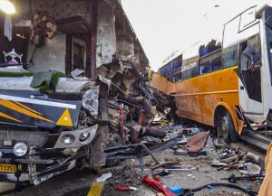 दो बसों की टक्कर में आठ यात्रियों की मौत, 16 अन्य घायल