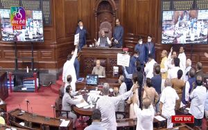  राज्‍यसभा के तीन सदस्‍य अनुचित व्‍यवहार के लिए निलंबित