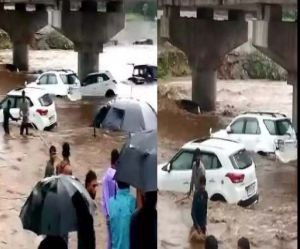  नदी में अचानक आई बाढ़ में 14 कार बहीं, 50 लोगों ने ऊंचे स्थानों की ओर भाग कर बचाई जान
