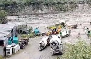 बारिश ने बरपाया कहर, दो लोगों की मौत, दुकानें और वाहन बहे, सड़कें अवरुद्ध