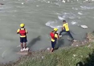 दो बार नदी में बह गई महिला.....आखिरकार जिदंगी मिल ही गई... कहा- मुश्किल घड़ी में 8 साल के बेटे को याद करती रही दो बार नदी में बह गई महिला.....आखिरकार जिदंगी मिल ही गई... कहा- मुश्किल घड़ी में 8 साल के बेटे को याद करती रही