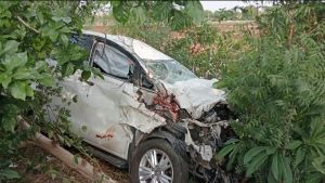 कार और टैंपो की भिड़ंत में छह लोगों की मौत कार और टैंपो की भिड़ंत में छह लोगों की मौत