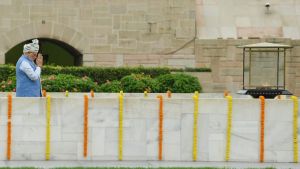 प्रधानमंत्री नरेंद्र मोदी ने राजघाट जाकर बापू को दी श्रद्धांजलि प्रधानमंत्री नरेंद्र मोदी ने राजघाट जाकर बापू को दी श्रद्धांजलि