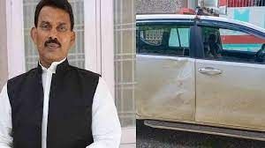 मंत्री और उनके परिजनों को ले जा रही कार को ट्रक ने मारी टक्कर, बाल-बाल बचे मंत्री और उनके परिजनों को ले जा रही कार को ट्रक ने मारी टक्कर, बाल-बाल बचे