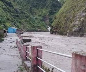  उत्तराखंड में बादल फटने से चार लोगों की मौत, नदियों में उफान के कारण पुल बहे