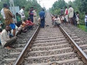 घर से ससुराल गए युवक का पटरी के बीच मिला शव, पत्नी और बेटे के साथ आया था सिरौला...