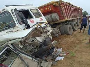 कार और ट्रक की भिड़ंत...कार सवार चार लोगों की मौके पर ही मौत