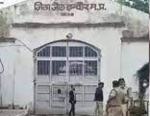 महिला कैदी से मिला इंटरनेट सुविधा वाला टचस्क्रीन मोबाइल, जेल प्रहरी निलंबित महिला कैदी से मिला इंटरनेट सुविधा वाला टचस्क्रीन मोबाइल, जेल प्रहरी निलंबित