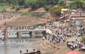 पत्थर बरसाने के लिए प्रसिद्ध गोटमार उत्सव में 150 से अधिक लोग घायल पत्थर बरसाने के लिए प्रसिद्ध गोटमार उत्सव में 150 से अधिक लोग घायल